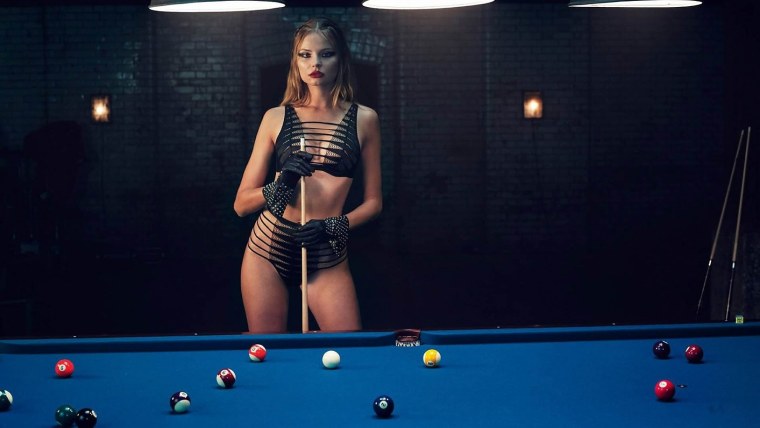 Девушка в бильярдной