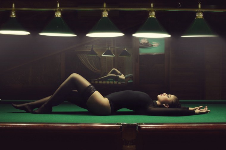 Фотосессия на бильярдном столе