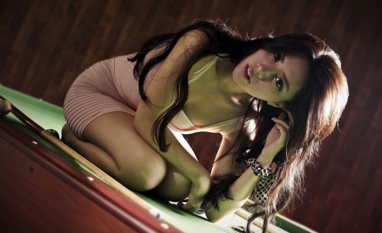 Девушка на бильярдном столе