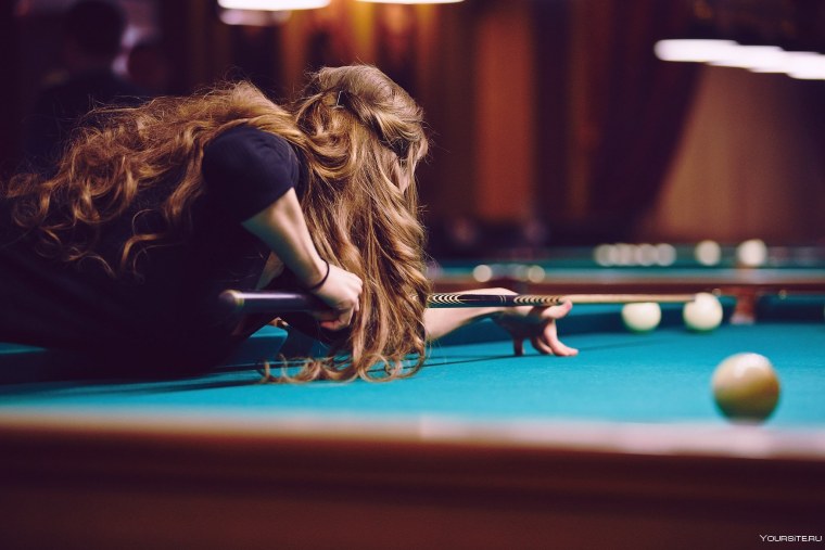 Девушка за бильярдным столом