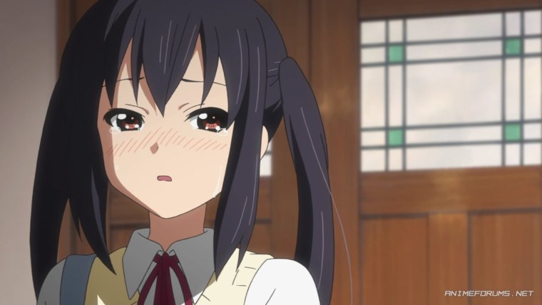 Адзуса Накано плачет