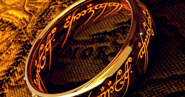 Кольцо всевластия на коричневой фоне