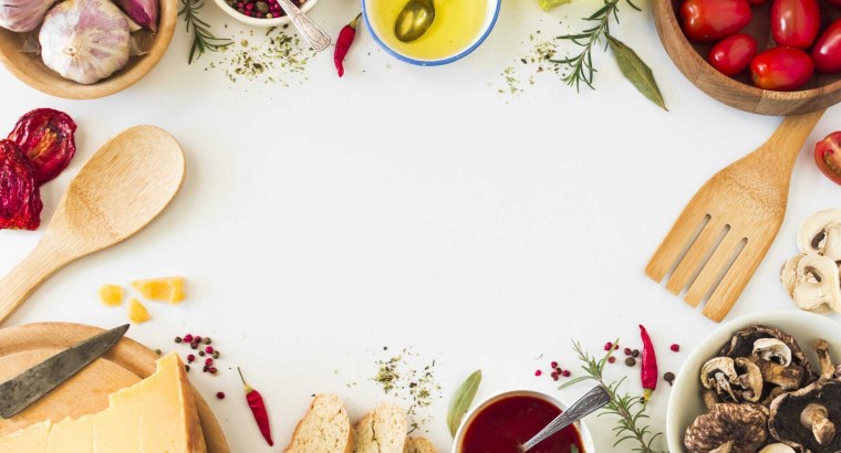 Еда на деревянном столе