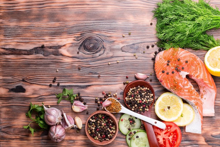 Еда на деревянном столе