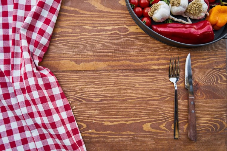 Специи на деревянном фоне