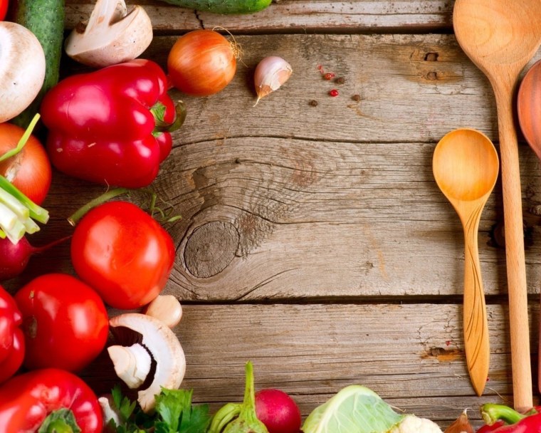 Овощи на деревянном столе