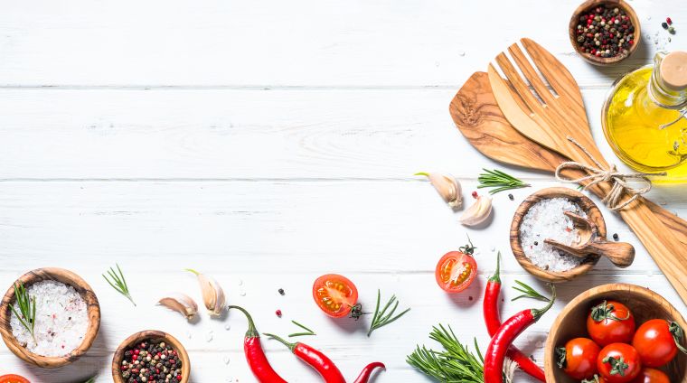 Продукты на деревянном фоне