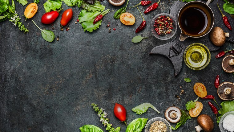 Еда на деревянном столе