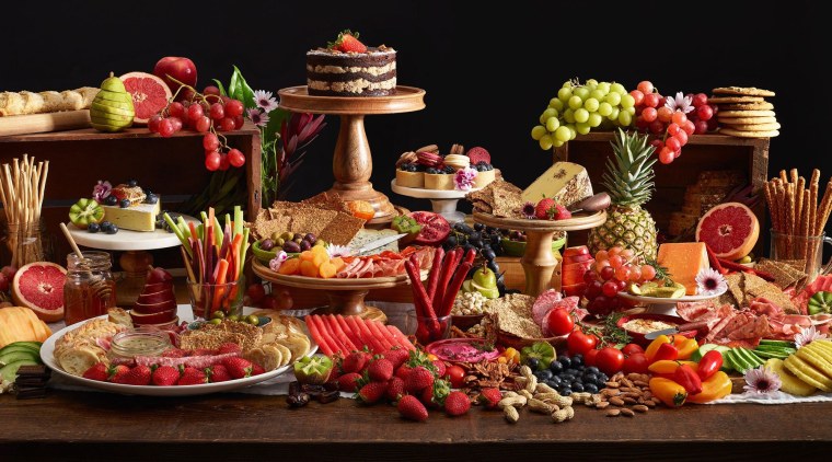 Выпечка на деревянном фоне