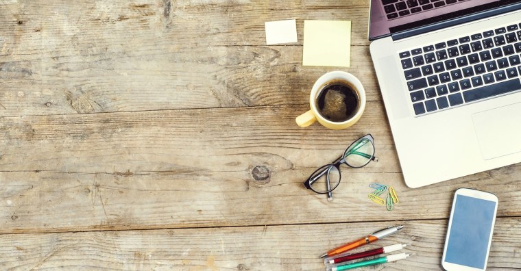 Предметы на деревянном фоне