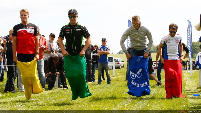 Эстафета бег в мешках