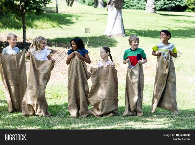 Прыгает в мешке