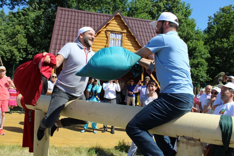 Люди в спальных мешках