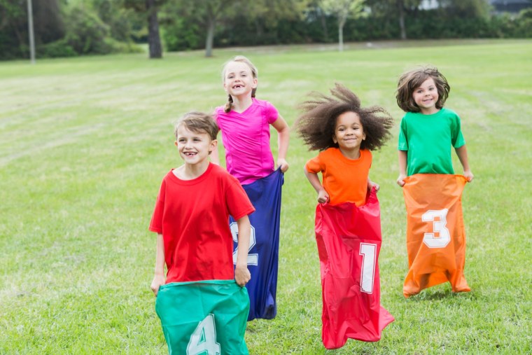 Картинки дети прыгают в мешках