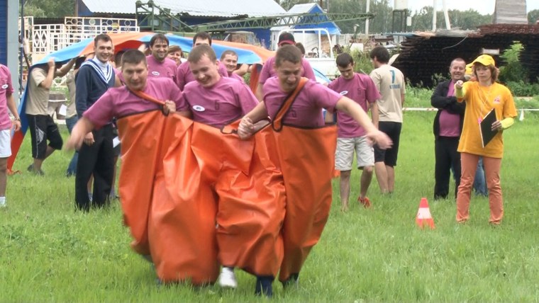 Прыгает в мешке