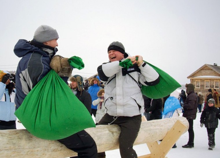 Девочка прыгает в мешке