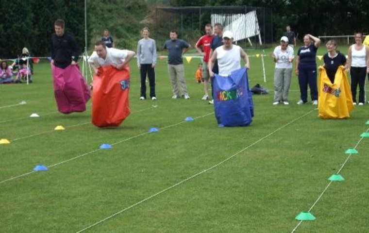 Эстафета бег в мешках