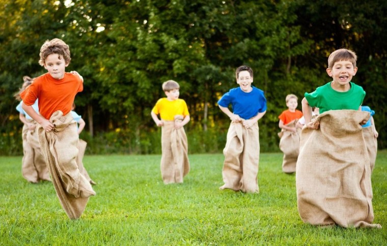 Прыжки в мешках дети