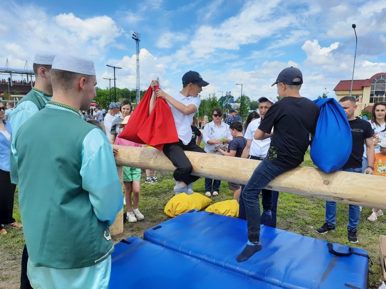 Дети прыгают в мешках