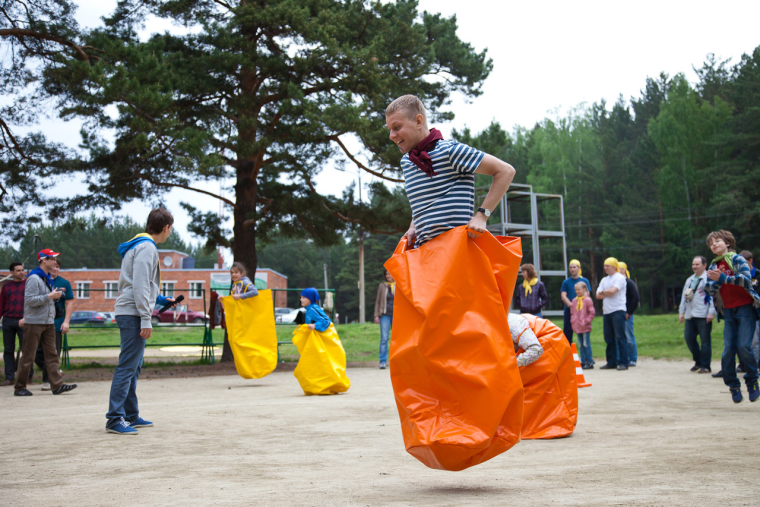 Эстафета бег в мешках