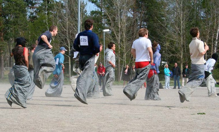 Прыжки в мешках тимбилдинг