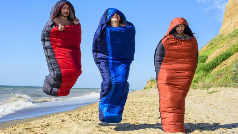 Дети прыгают в мешках