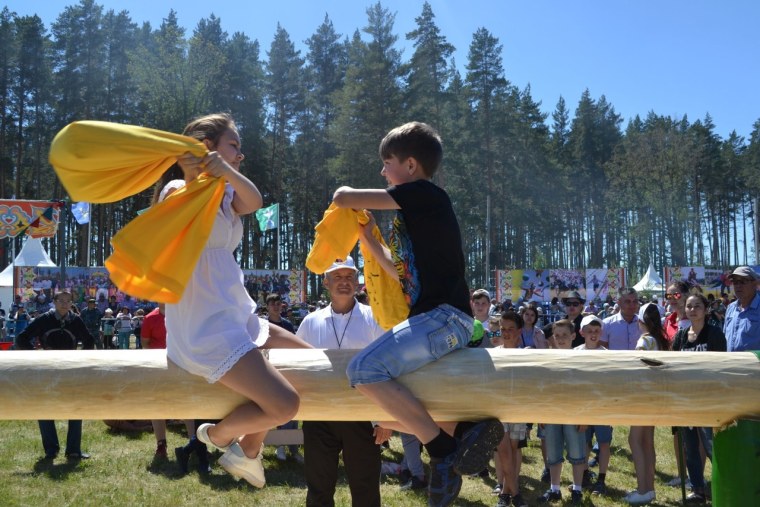 Прыгает в мешке