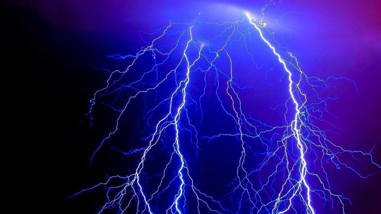 Молния на черном фоне