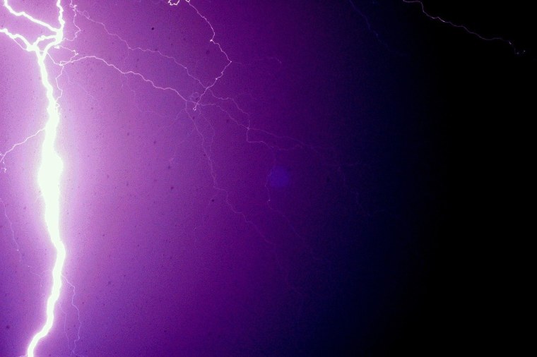 Вулкан Тааль Филиппины молнии