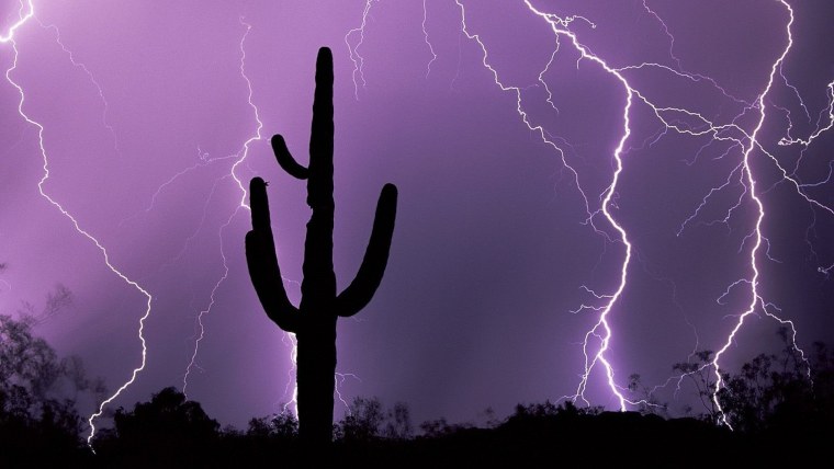 Фиолетовый фон с молниями