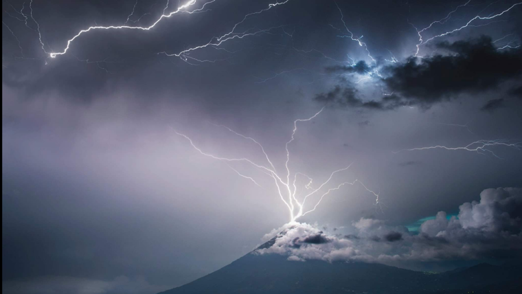 Молния на небе