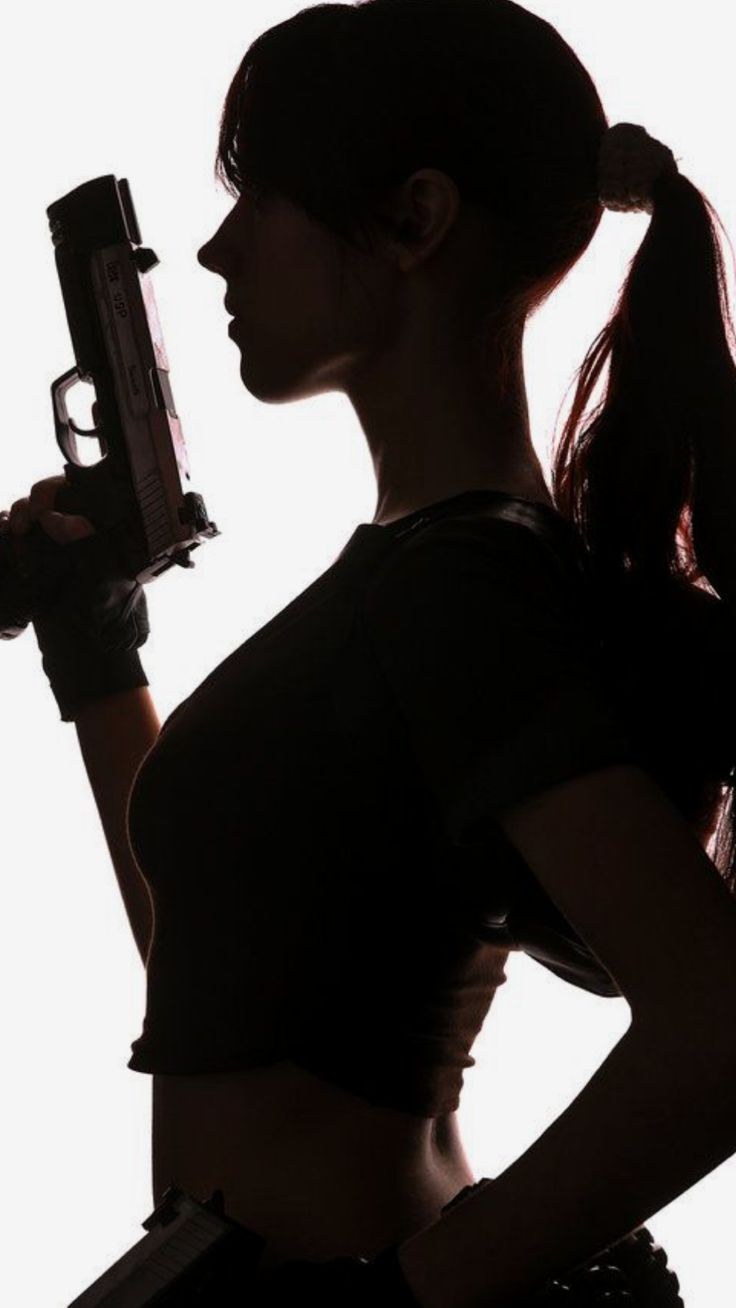 Девушка с пистолетом без лица