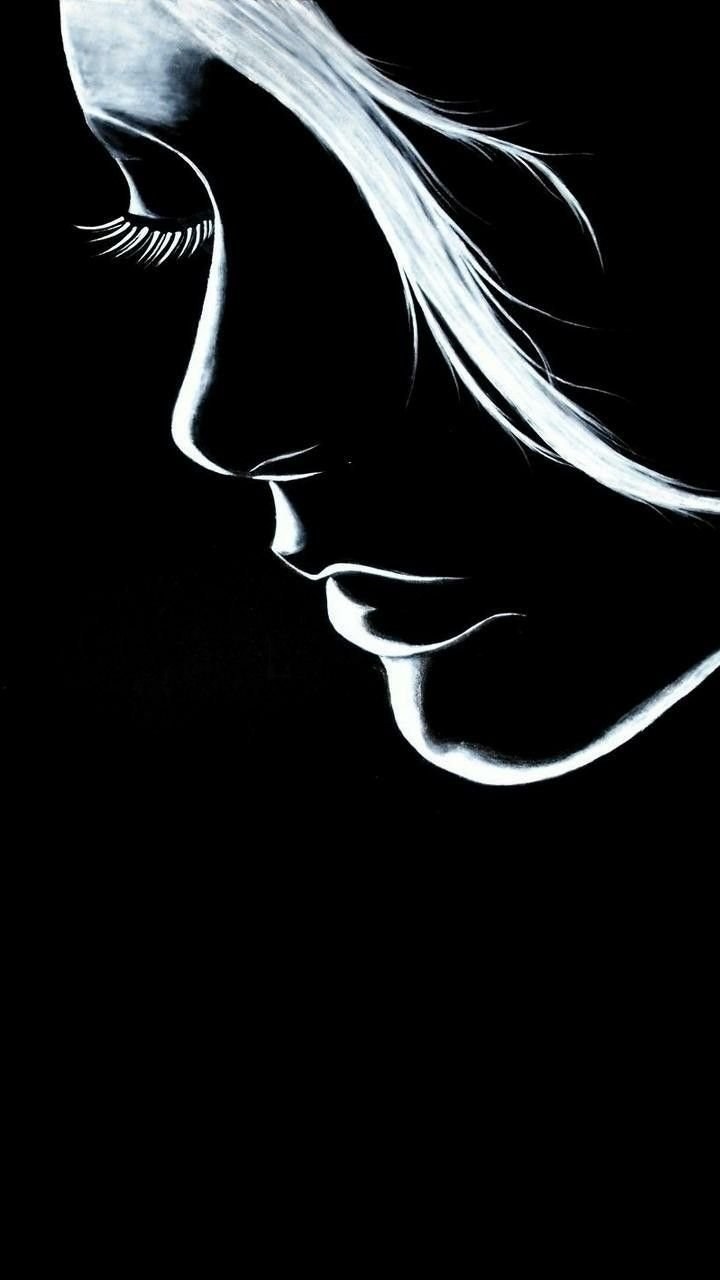 Женский силуэт на черном фоне