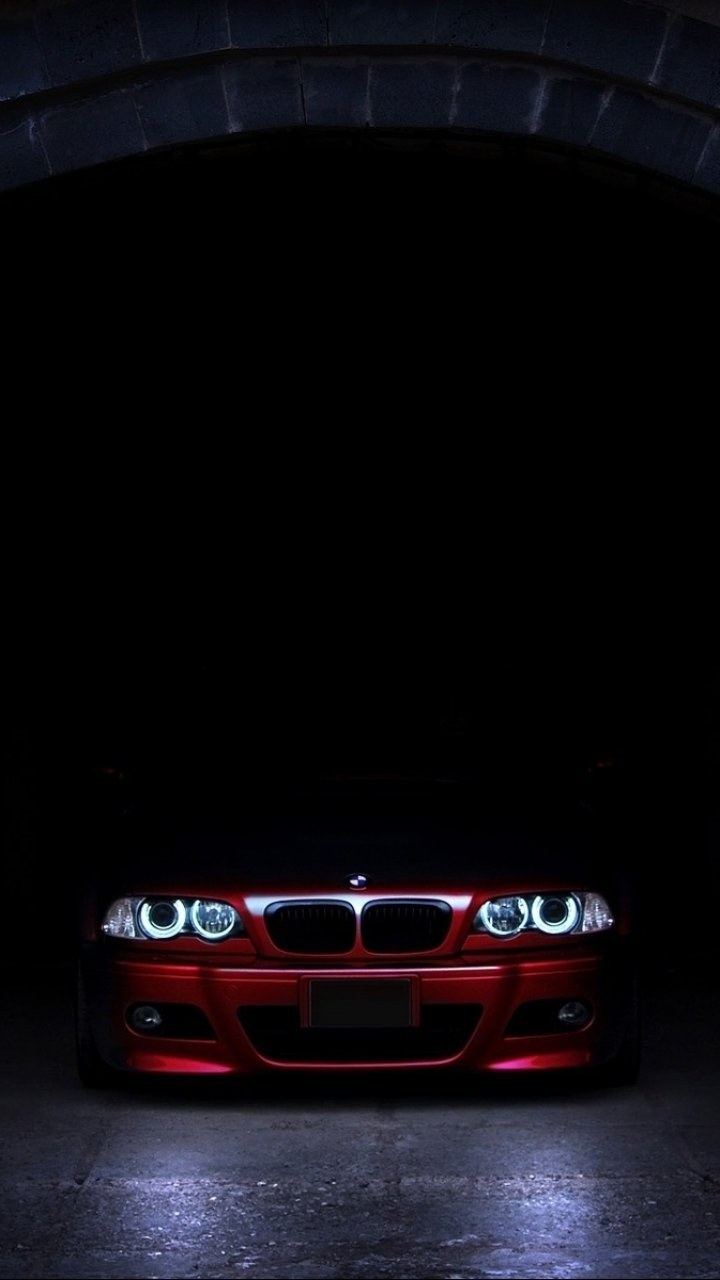 Автомобиль на темном синем фоне