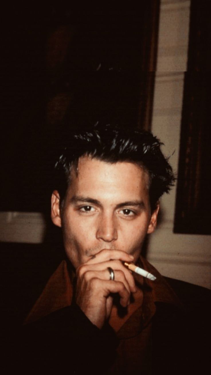 Джонни Депп в молодости с сигаретой