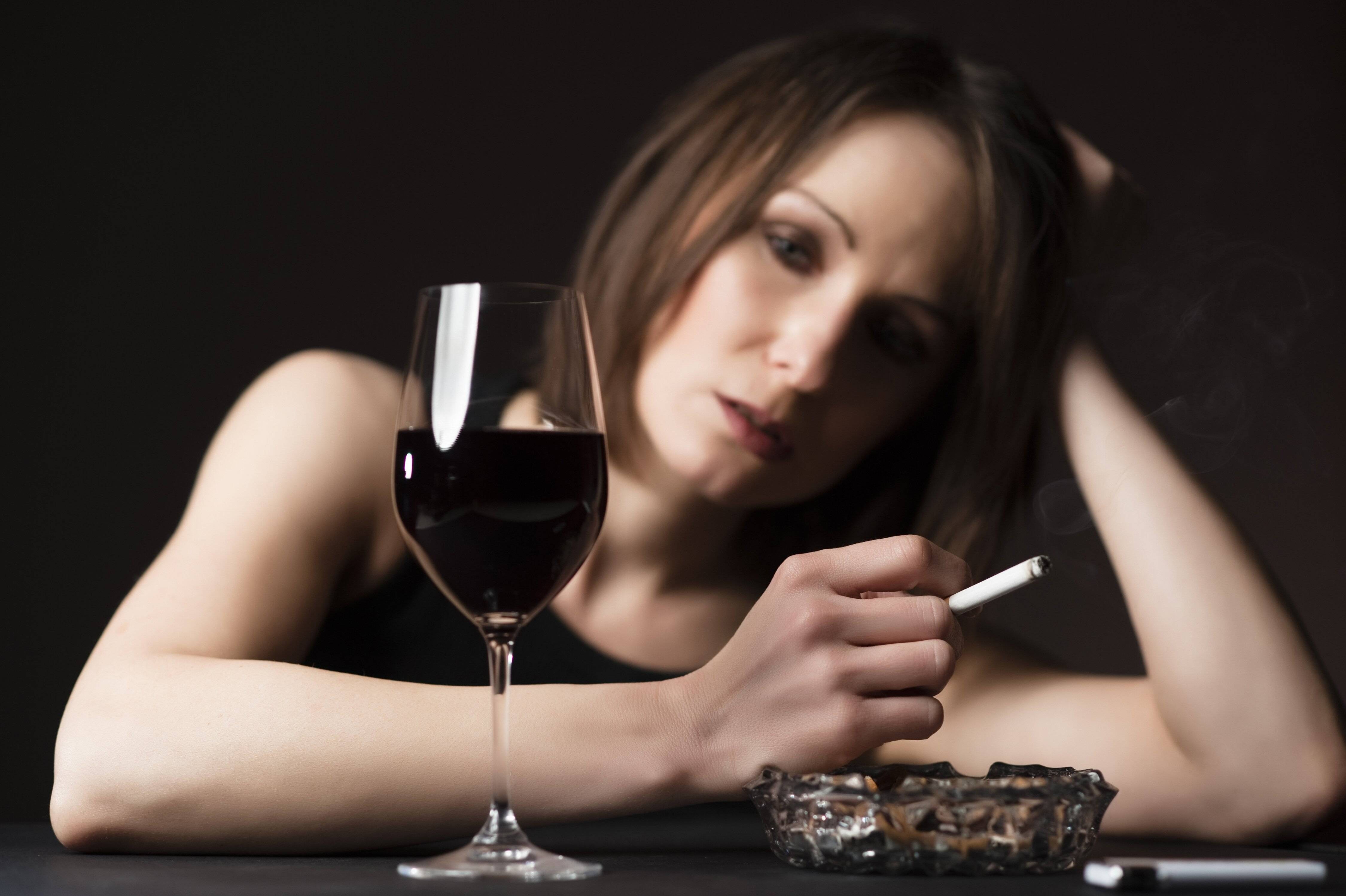 Сидеть вредно мужчинам. Женщина с бокалом вина. Девушка с вином. Женщина пьет вино. Женщина с вином и сигаретой.