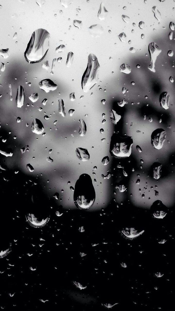 Капли воды на поверхности