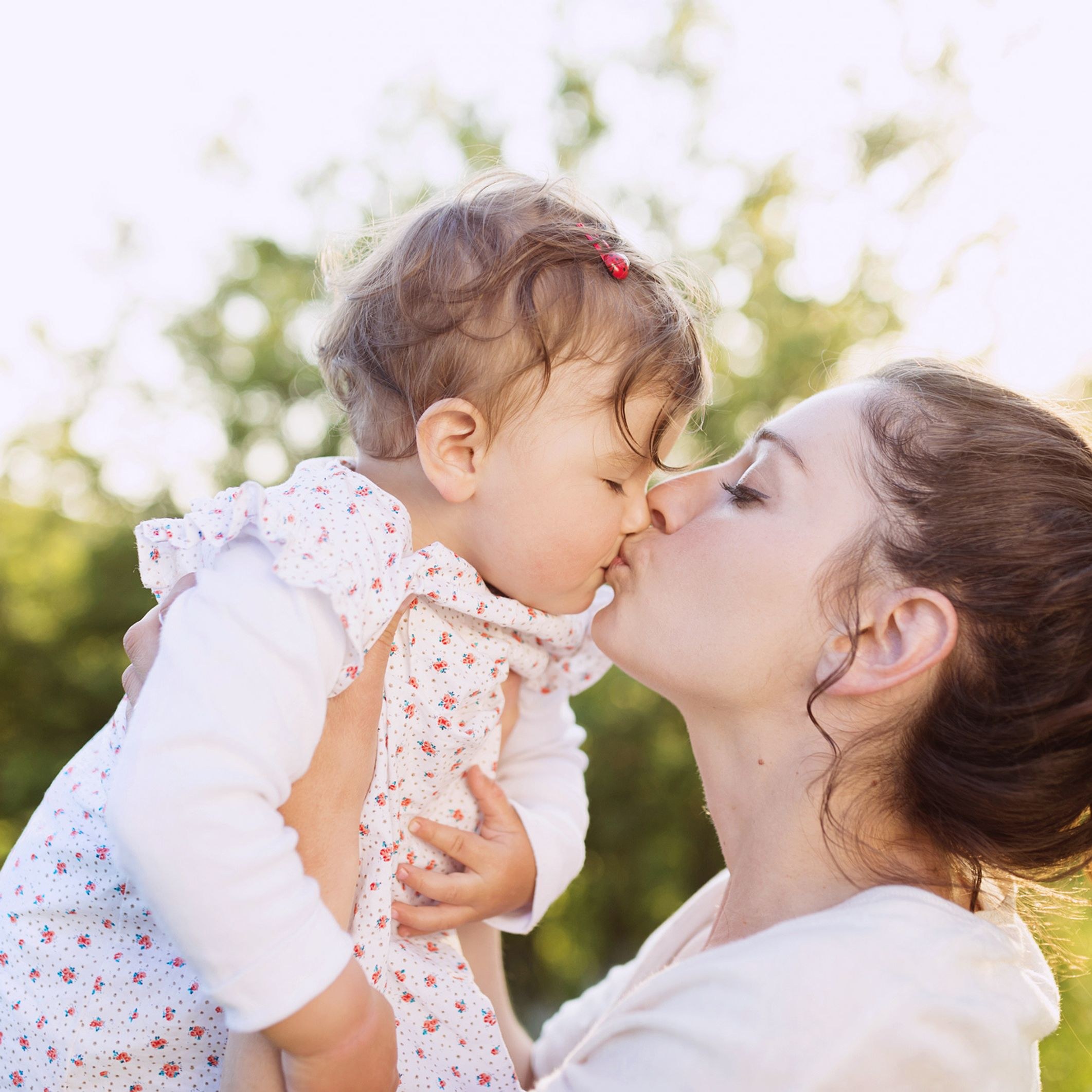 Любовь мамы к ребенку мама любит. Детский поцелуй. Поцелуй мамы. Поцелуй матери ребенка. Мама целует малыша.