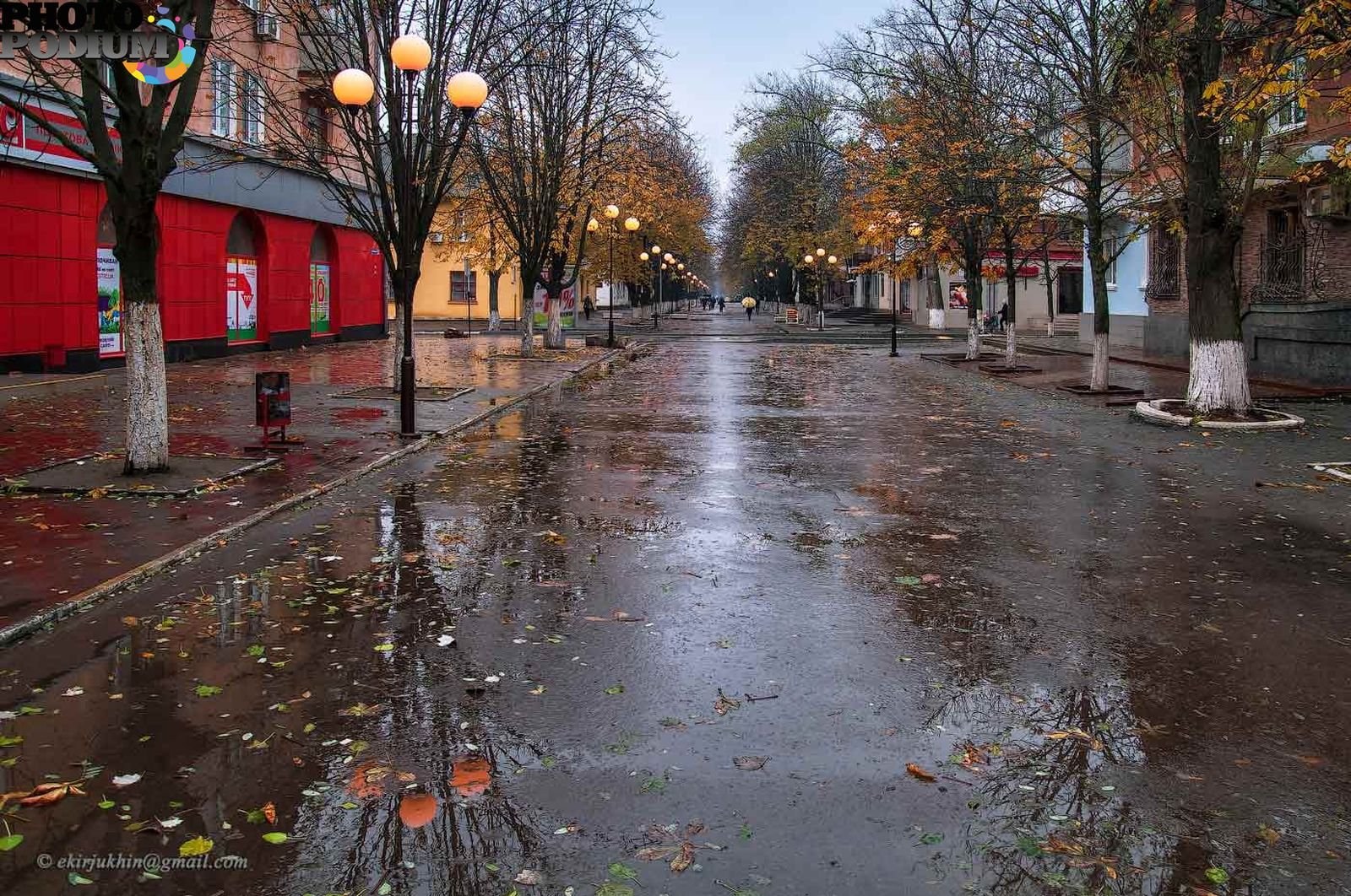 Погода осенью. Берлинская улица после дождя. Пасмурная осень в городе. Улицы после дождя. Город после дождя.