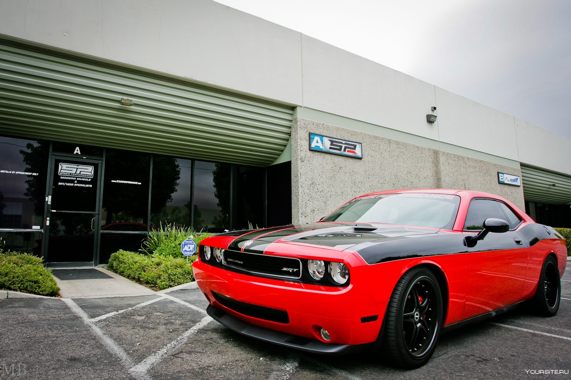 Dodge tuning. Додж Челленджер СРТ 2009. Dodge Challenger тюнингованный. Додж Челленджер тюнингованный. Dodge Challenger srt8.