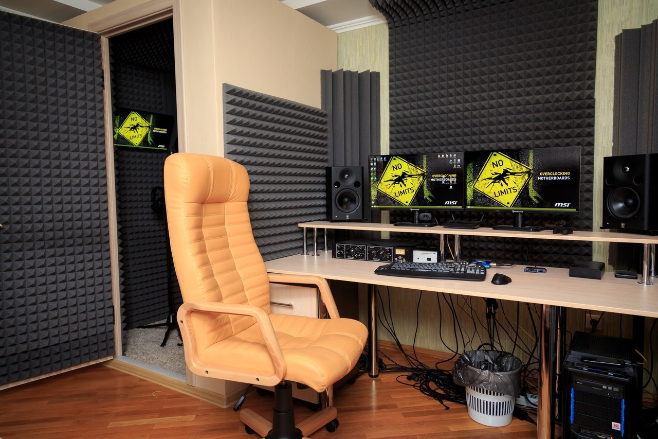 Купить хорошую студию. Стол для студии звукозаписи. Шумоизоляция для студии звукозаписи. Стол для домашней студии звукозаписи. Студийный стол для звукозаписи.
