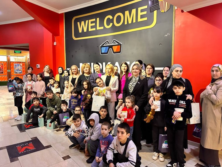 Дети в кинотеатре