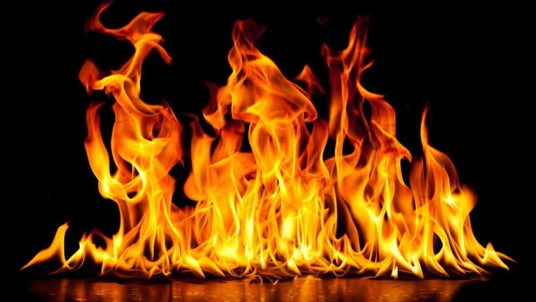 Языки пламени на черном фоне