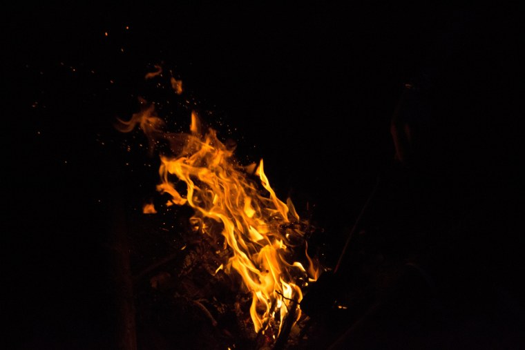 Огонь на черном фоне