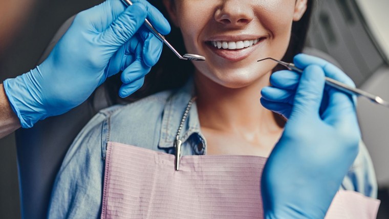 Довольный пациент у стоматолога