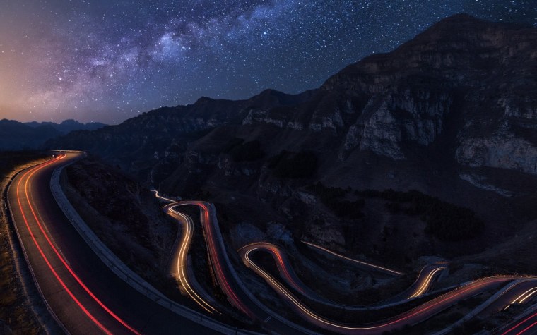 Дорога в горах ночью