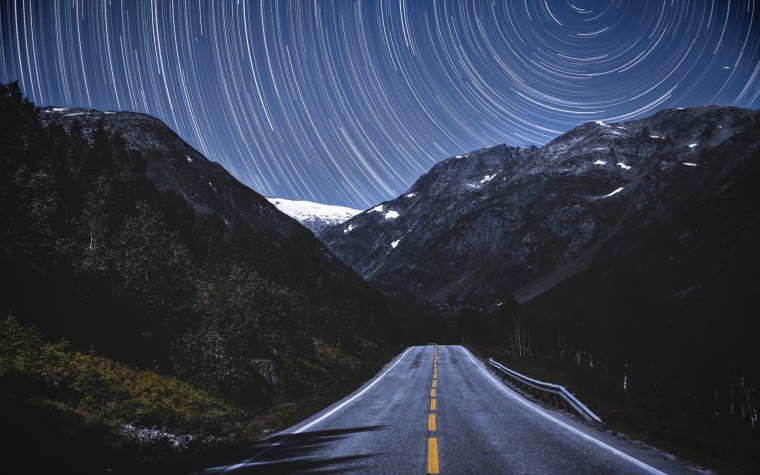 Ночное небо и дорога