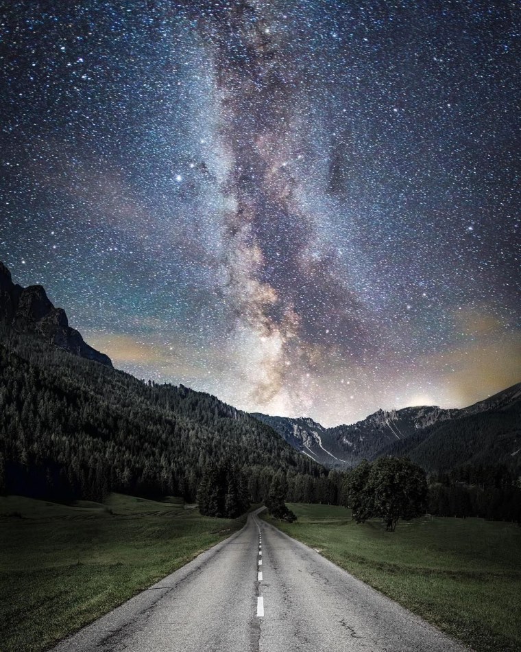 Ночное небо и дорога