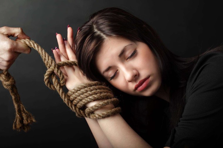 Скованные девушки