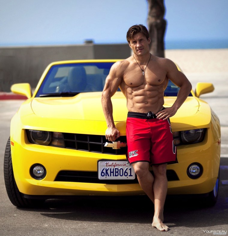 Красивый парень за рулем